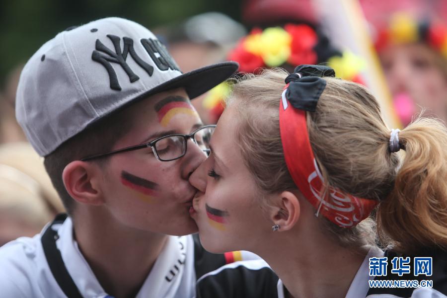 德国球迷庆祝德国队挺进16强-德国球迷,庆祝,1