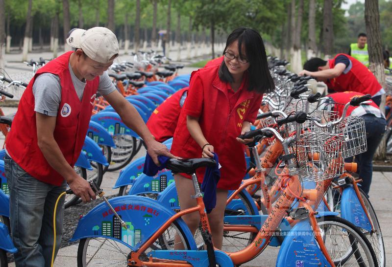 宁波大学生离校前义务清洗公共自行车(组图)-大