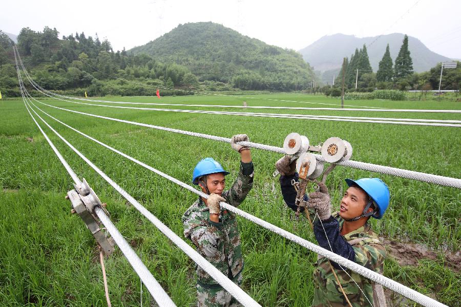 浙江诸暨电力工人冒雨施工赶进度-工人,特高压