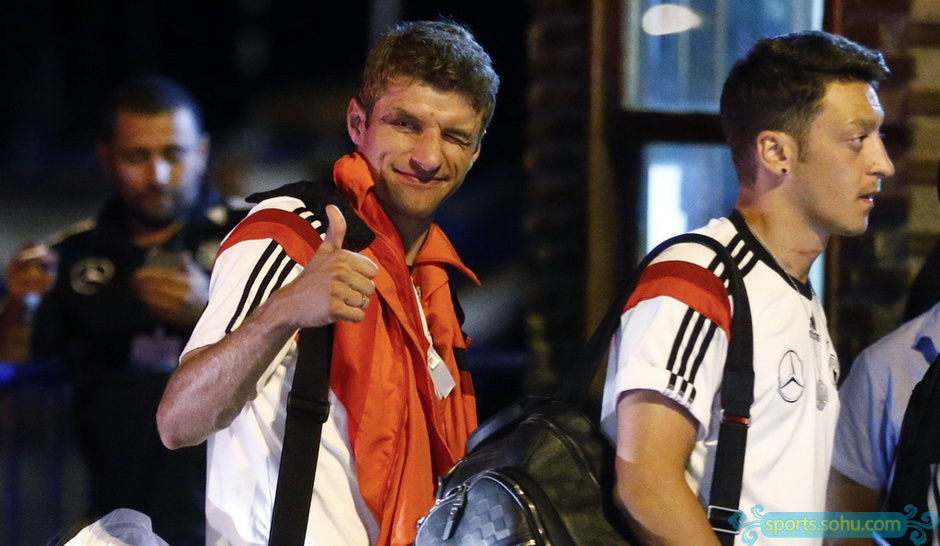 德国队小镇登车 穆勒抛媚眼格策显呆萌-德国队