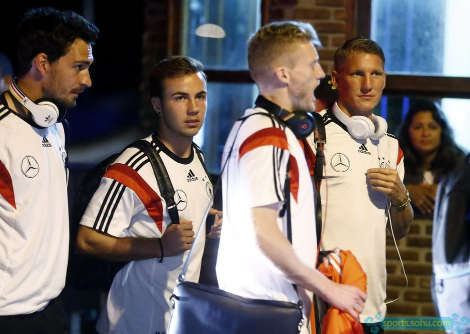 德国队小镇登车 穆勒抛媚眼格策显呆萌-德国队