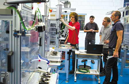 ��ʤ���ӣ�����������Խ̨��