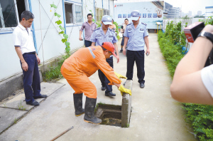 海曙城管制止两工地向内河排污