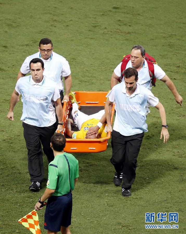 内马尔被踢伤腰椎瞬间 黑煞背后这一脚势同夺