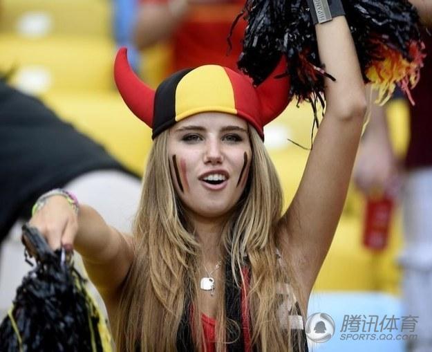 高清：17岁美女球迷惊艳赛场 网络走红成模特