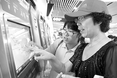 带老人感受地铁