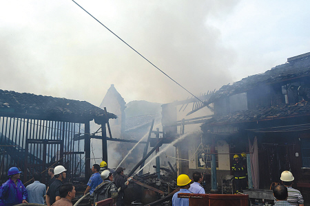 雷击劈中变电器 六间民房成火海