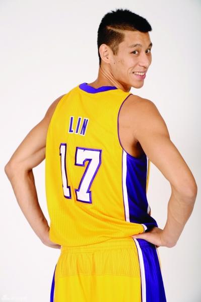 林书豪披17号球衣亮相湖人 自称愿接受任何角