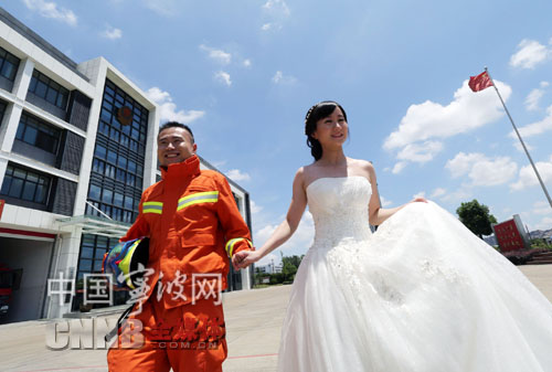 消防部队婚纱照_特殊的婚纱照--消防部队里的\