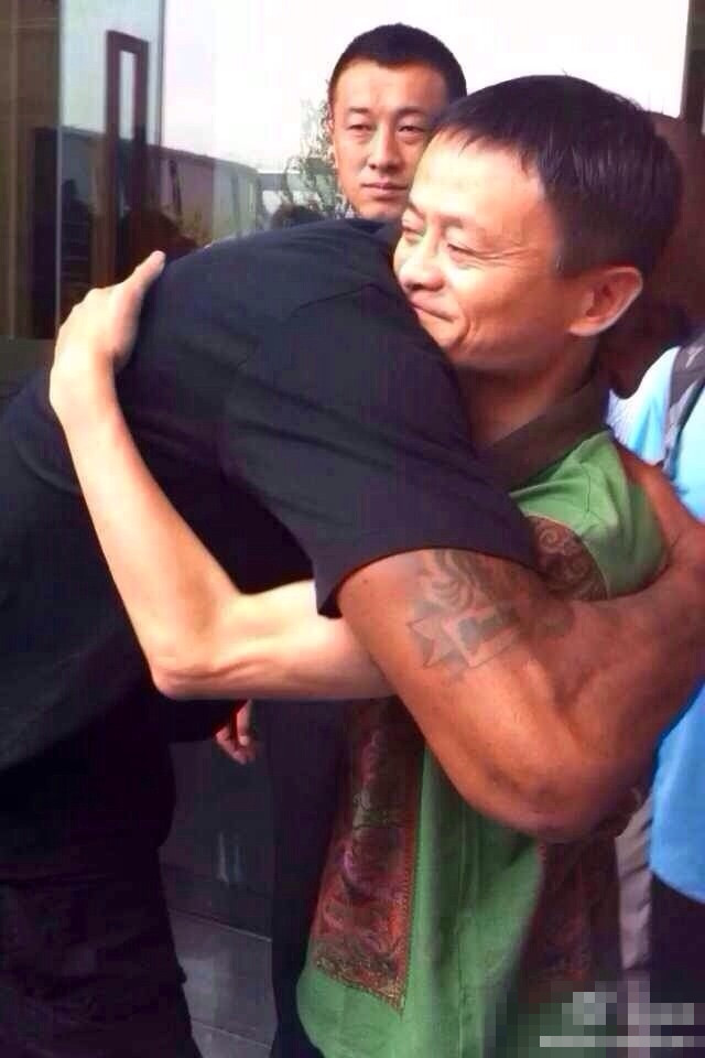 科比现身淘宝城拥抱马云 网友调侃:恒大签KB