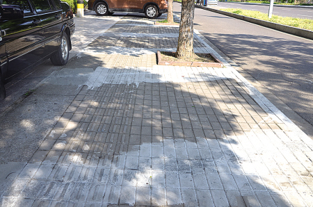 培训学校人行道上划停车位 网友质疑其 合法性