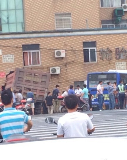 萧山大货车与公交车相撞后冲进民房 多人受伤