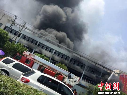 浙江绍兴一纺织企业仓库着火 上千平米过火(图