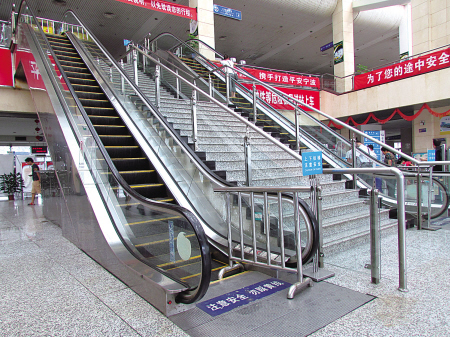 宁波一些车站服务管理不到位 拉客现象禁而不