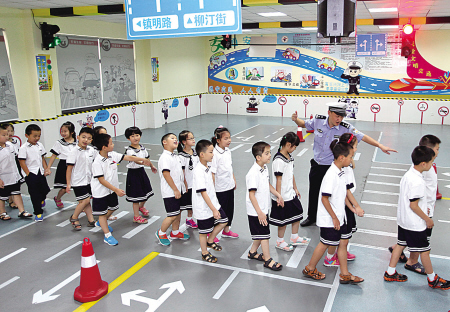 首个小学生文明交通教育基地启用