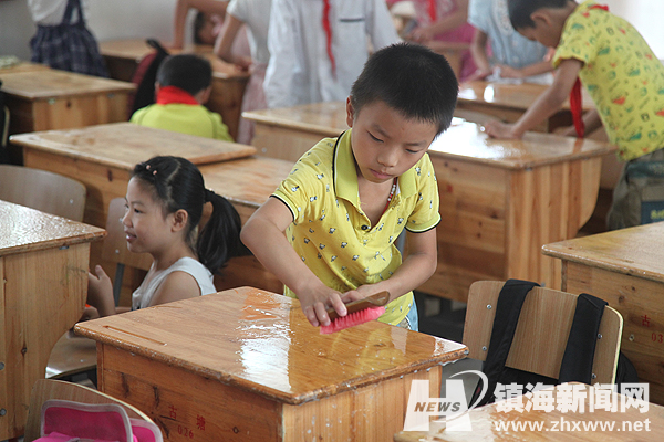 古小学生新学期搬进新教室