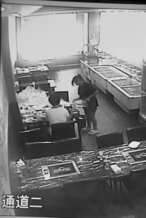 义乌一烧烤店点火锅点燃女顾客 烧伤面积达80