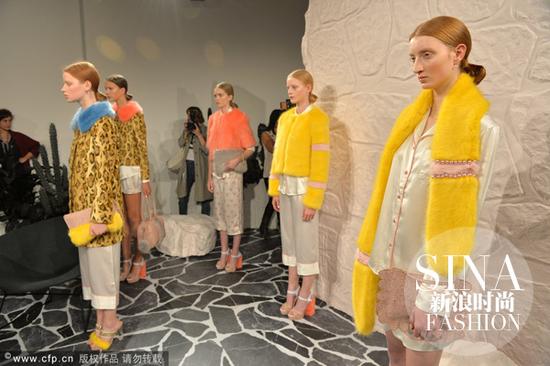 富婆皮草上身东北二人转火爆开场-ashley,isha