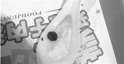 牛腩粉丝里吃出黑色颗粒 宁波食客与厨师各执一词