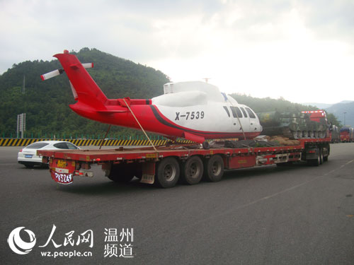 温州高速现半挂车运载飞机坦克 交警拦截(图)-