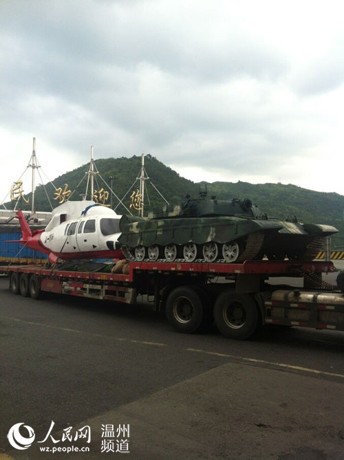 温州高速现半挂车运载飞机坦克 交警拦截(图)-