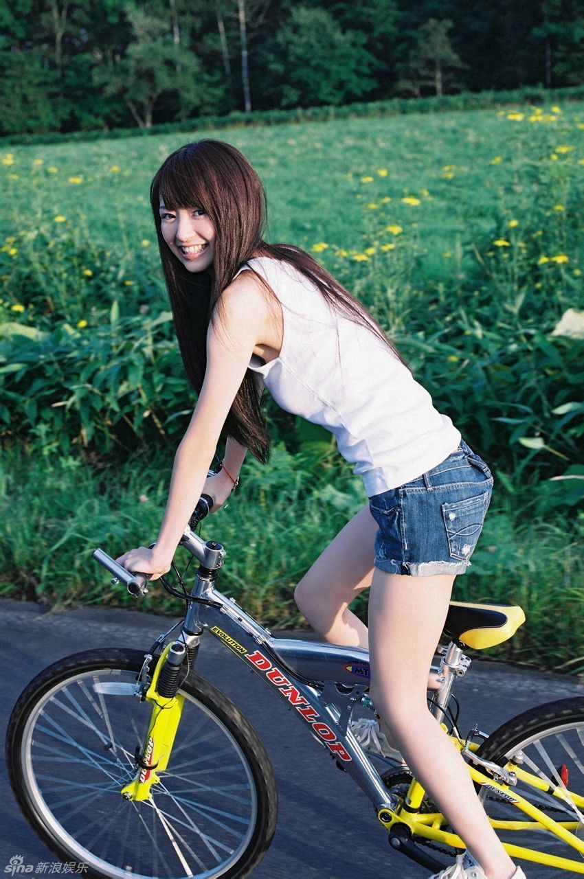 <em>单车少女</em><em>逢泽莉娜</em>笑容甜美不落凡尘-<em>单车,少</em>
