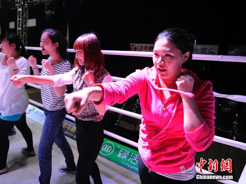 长春<em>女子搏击班</em>渐火 学生白领苦练防狼术-女