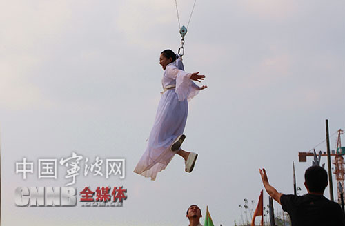 游客扮演小龙女体验吊威亚