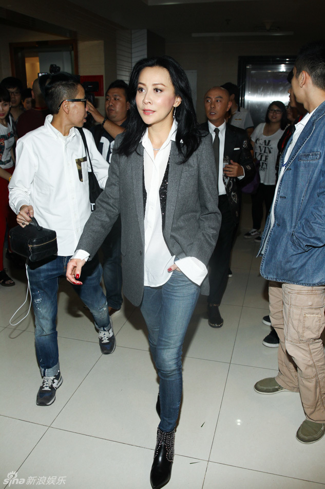 原来是个套!<em>鲁豫澄清换发型</em>:只是头套-大头娃娃