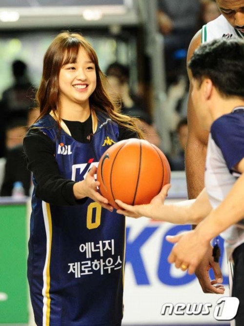 孙妍在为韩职业篮球赛开球 甜笑展萝莉本色-孙