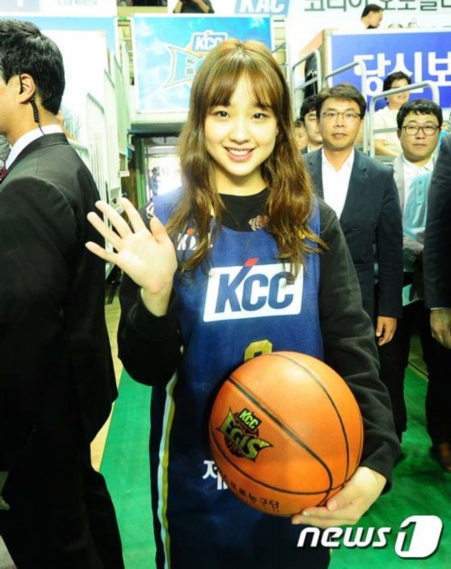 孙妍在为韩职业篮球赛开球 甜笑展萝莉本色-孙