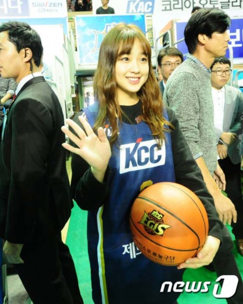 孙妍在为韩职业篮球赛开球 甜笑展萝莉本色-孙