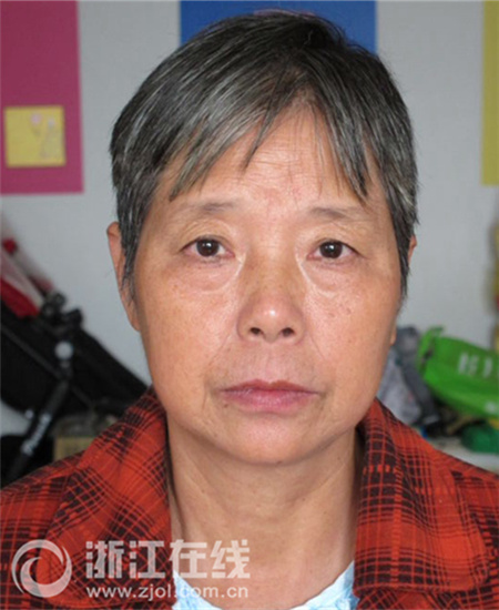 杭州大伯庆丰村排队付账 一不留神痴呆老伴走丢了