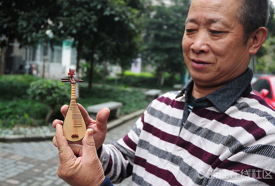 杭州巧手大伯再亮绝技 木制手工艺品萌化人心