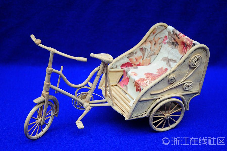 杭州巧手大伯再亮绝技 木制手工艺品萌化人心