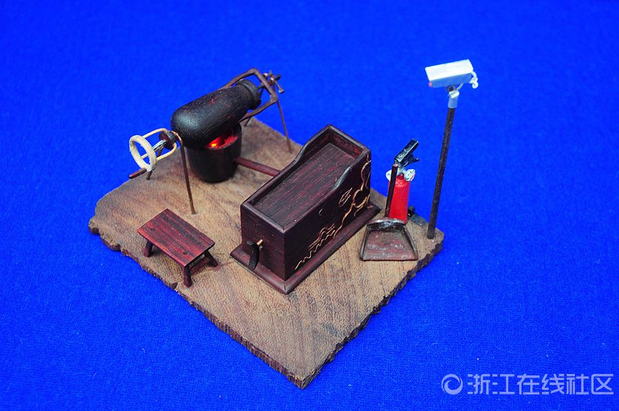 杭州巧手大伯再亮绝技 木制手工艺品萌化人心