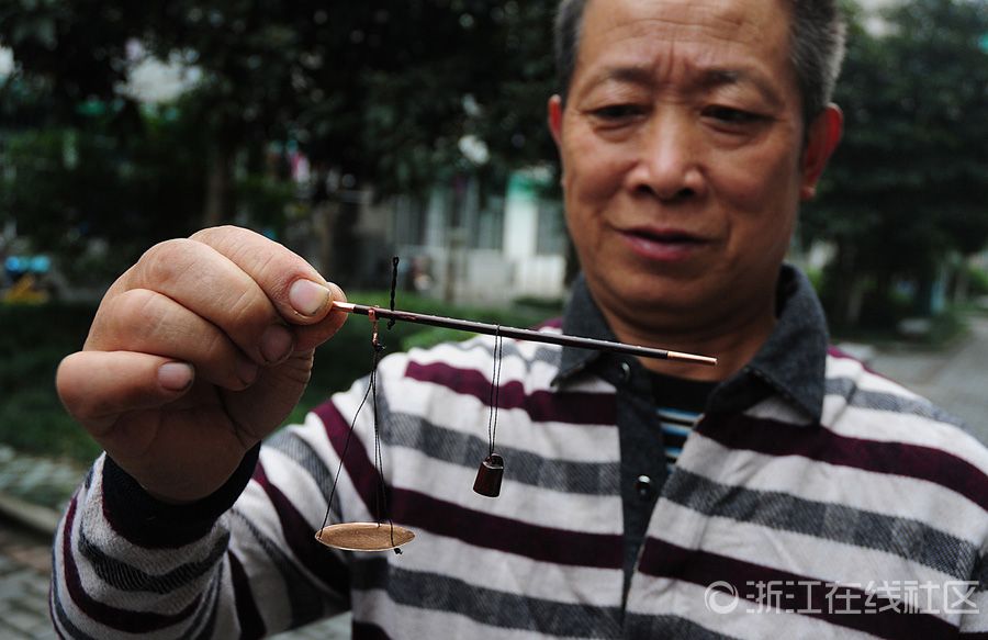 杭州巧手大伯再亮绝技 木制手工艺品萌化人心