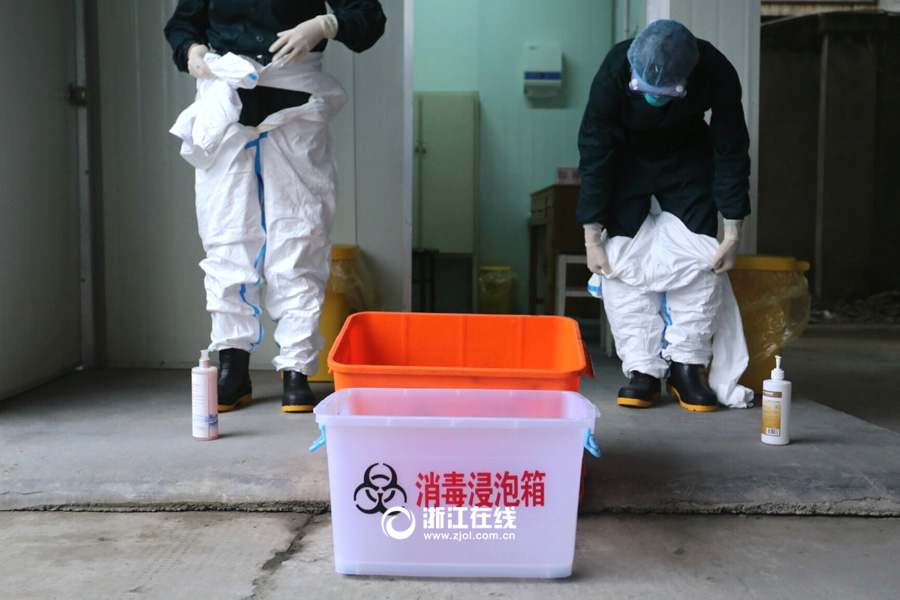 防护眼镜等能反复使用的防护用品放入消毒浸泡箱