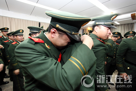 兄弟,再见!记者亲历老兵退伍 好男儿挥泪告别军