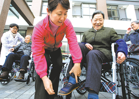 百辆爱心轮椅方便出行