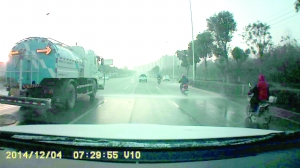 南京环卫车-1℃上路洒水被市民拍下 责任人获