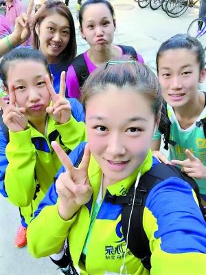 恒大女排青年军新生活接地气 五美女玩自拍(图