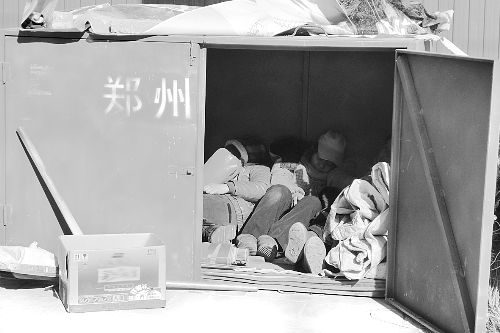 环卫工在垃圾桶休息