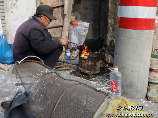 萍水相逢的郭巨老哥哥留他吃住帮他爆炮