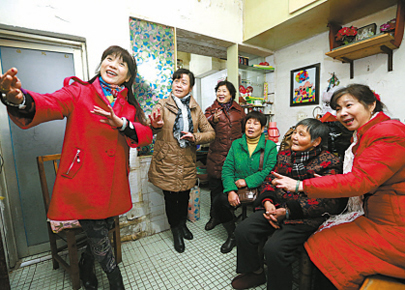 独居老人家中来了读报唱戏的志愿者