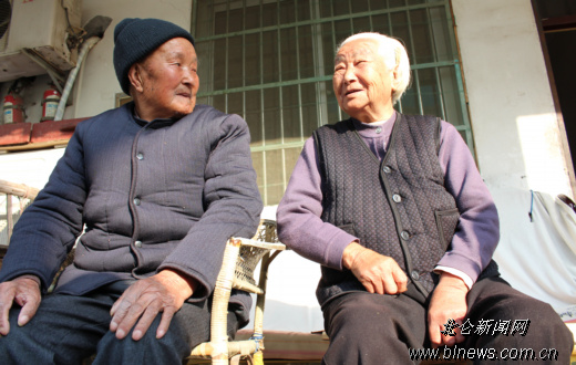 图为携手走过71年的两位老人始终相依相伴.(记者 陈志明 摄)