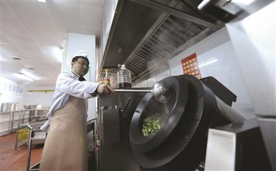 南京学校食堂推广机器人大厨 被赞好吃不贵(图
