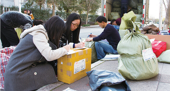 女大学生寄脏衣服给娘亲洗 有学生一次邮寄十