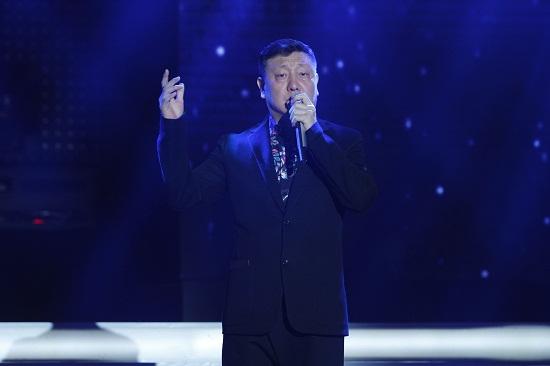 吴京制服诱惑媳妇 邀孙楠献声《战狼》-吴京