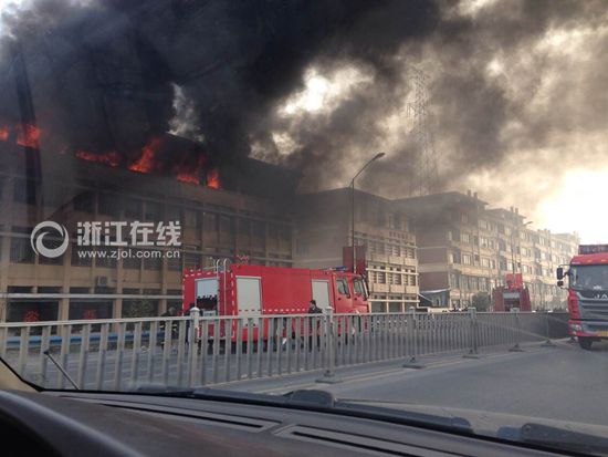 杭州萧山一针织厂厂房起火 黑烟滚滚暂无伤亡
